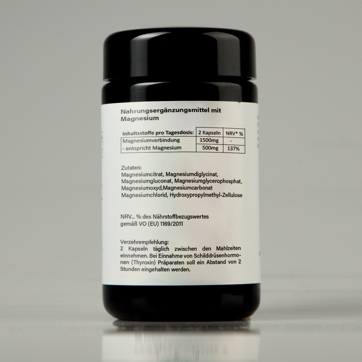 Magnesium 7: Rückseite des Kapselglases mit Tabelle mit Inhaltsstoffen und Zutaten