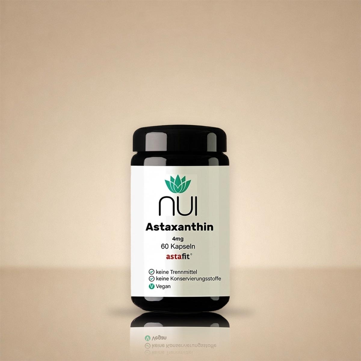 Astaxanthin: Kapselglas mit weißem Etikett vor beigem Hintergrund