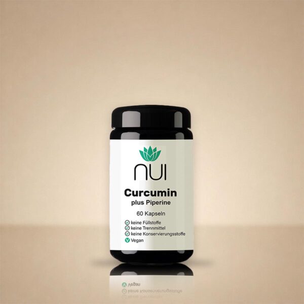 Curcumin plus Piperin: Kapselglas mit weißem Etikett vor beigem Hintergrund