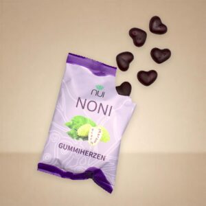 NUI NONI Gummiherzen: Beutel mit violettem Etikett, dunkle Gummiherzen fallen heraus