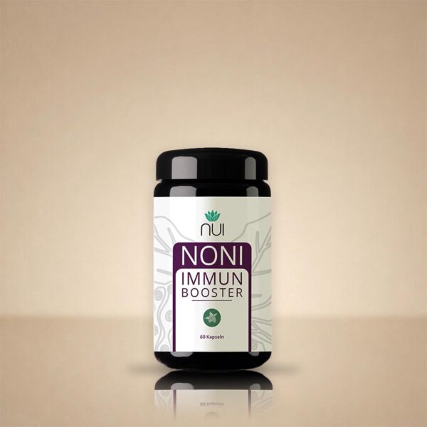 NUI NONI Immunbooster: Kapselglas mit weißem Etikett und violetter Aufschrift vor beigem Hintergrund