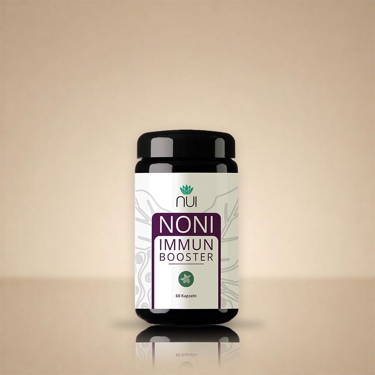 NUI NONI Immunbooster: Kapselglas mit weißem Etikett und violetter Aufschrift vor beigem Hintergrund