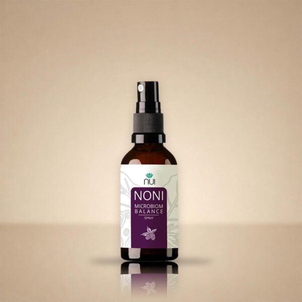 NUI NONI Microbiom Balance Spray: braune 50-ml-Sprühflasche mit weißem Etikett vor beigem Hintergrund