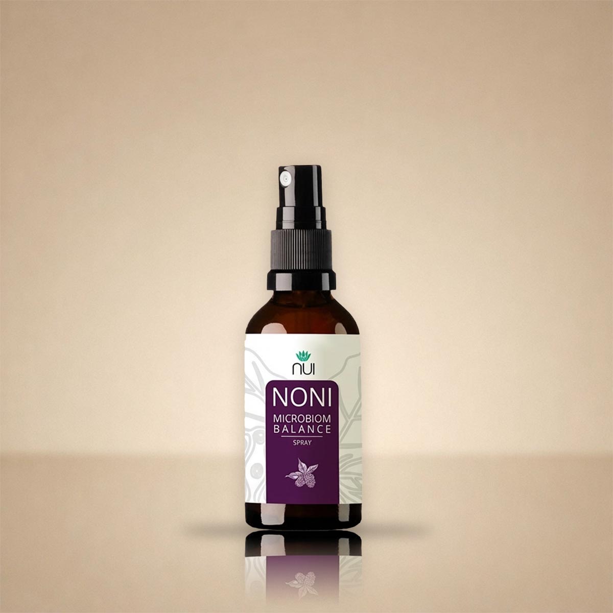 NUI NONI Microbiom Balance Spray: braune 50-ml-Sprühflasche mit weißem Etikett vor beigem Hintergrund