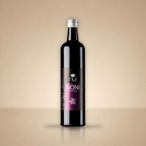 NUI NONI Original: Flasche mit violettem Etikett und Silberkappe vor beigem Hintergrund