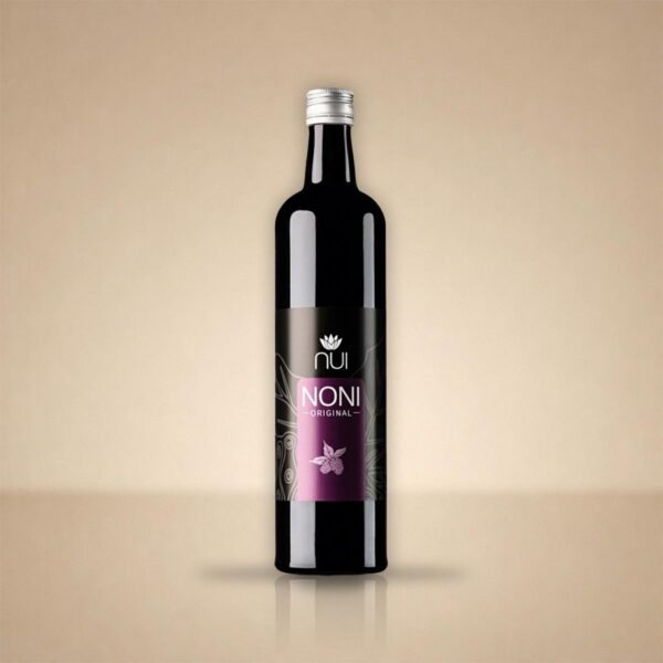 NUI NONI Original: Flasche mit violettem Etikett und Silberkappe vor beigem Hintergrund