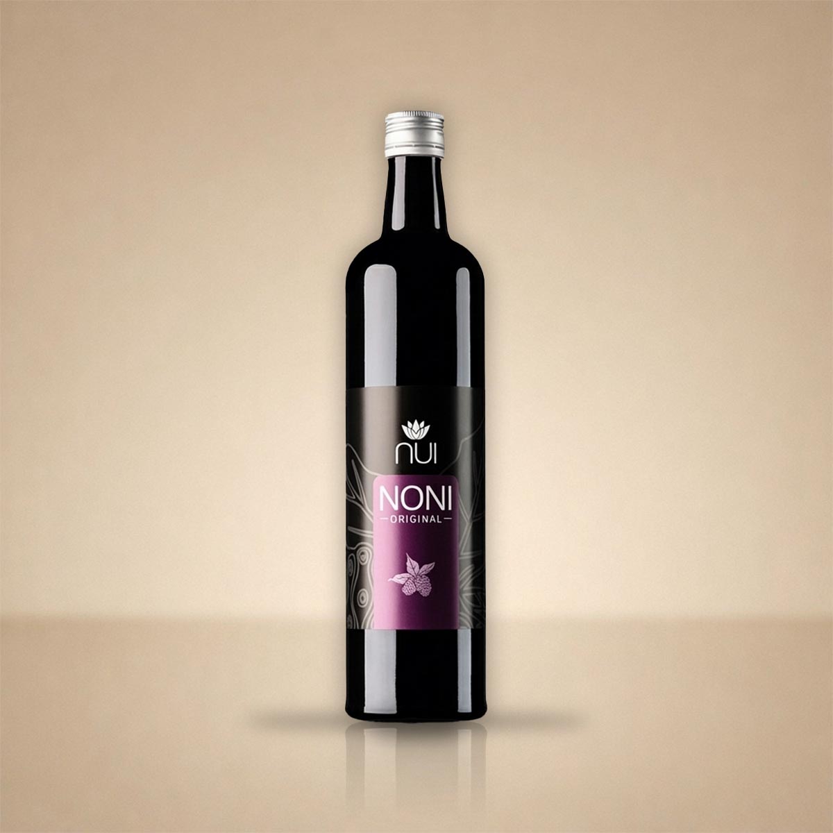 NUI NONI Original: Flasche mit violettem Etikett und Silberkappe vor beigem Hintergrund