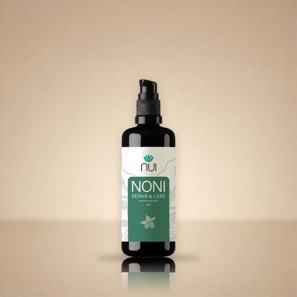 NUI NONI Repair & Care Gel: 100-ml-Flasche mit Pumpspender und grünem Etikett vor beigem Hintergrund