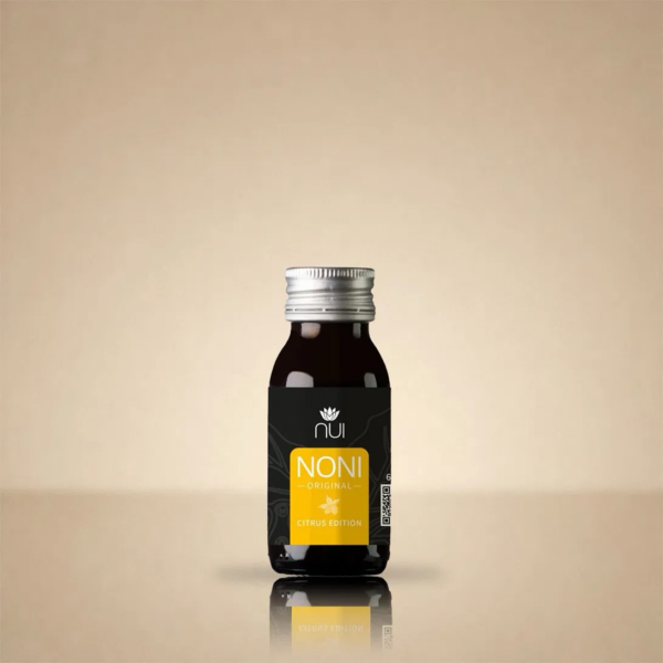 NUI NONI Citrus Shot: kleine Shotflasche mit gelbem Etikett und Silberkappe
