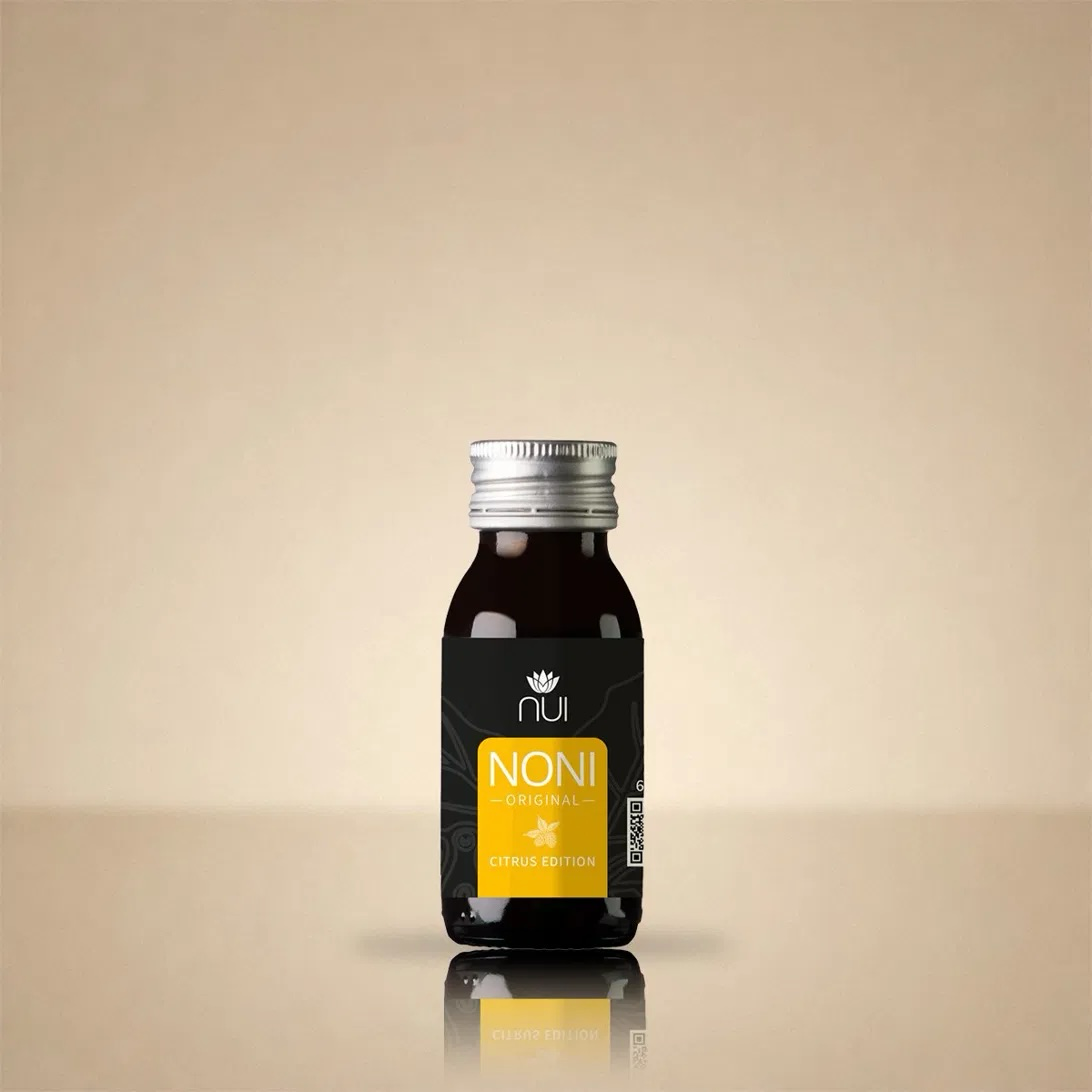 NUI NONI Citrus Shot: kleine Shotflasche mit gelbem Etikett und Silberkappe