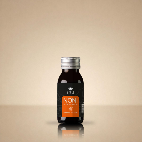 NUI NONI Orange Shot: kleine Shotflasche mit orangefarbenem Etikett und Silberkappe