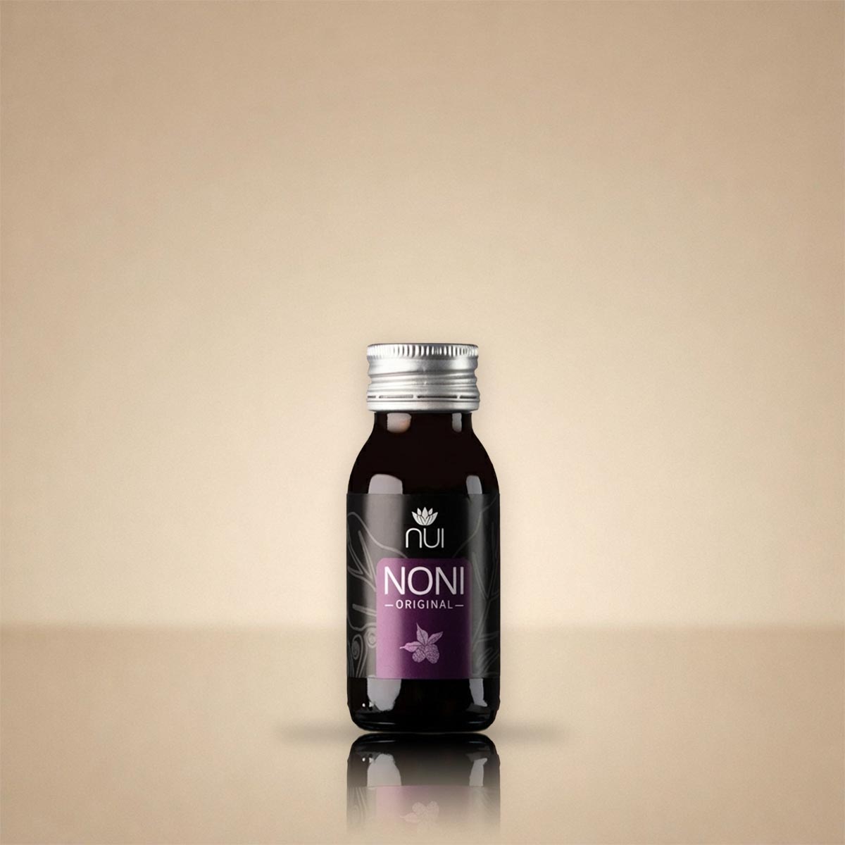NUI NONI Original Kraftshot: kleine Shotflasche mit violettem Etikett und Silberkappe